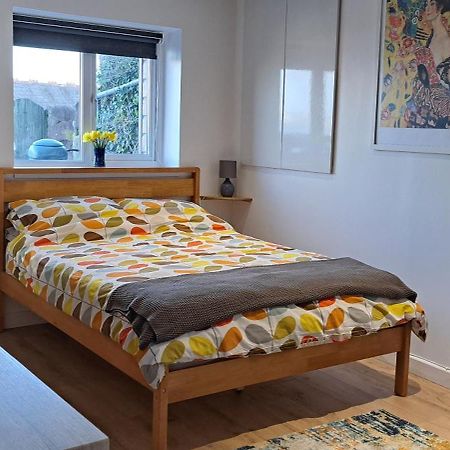 Modern Studio Apartment With Outstanding Views, Sleeps 2 Ньюлин Экстерьер фото
