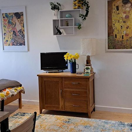 Modern Studio Apartment With Outstanding Views, Sleeps 2 Ньюлин Экстерьер фото